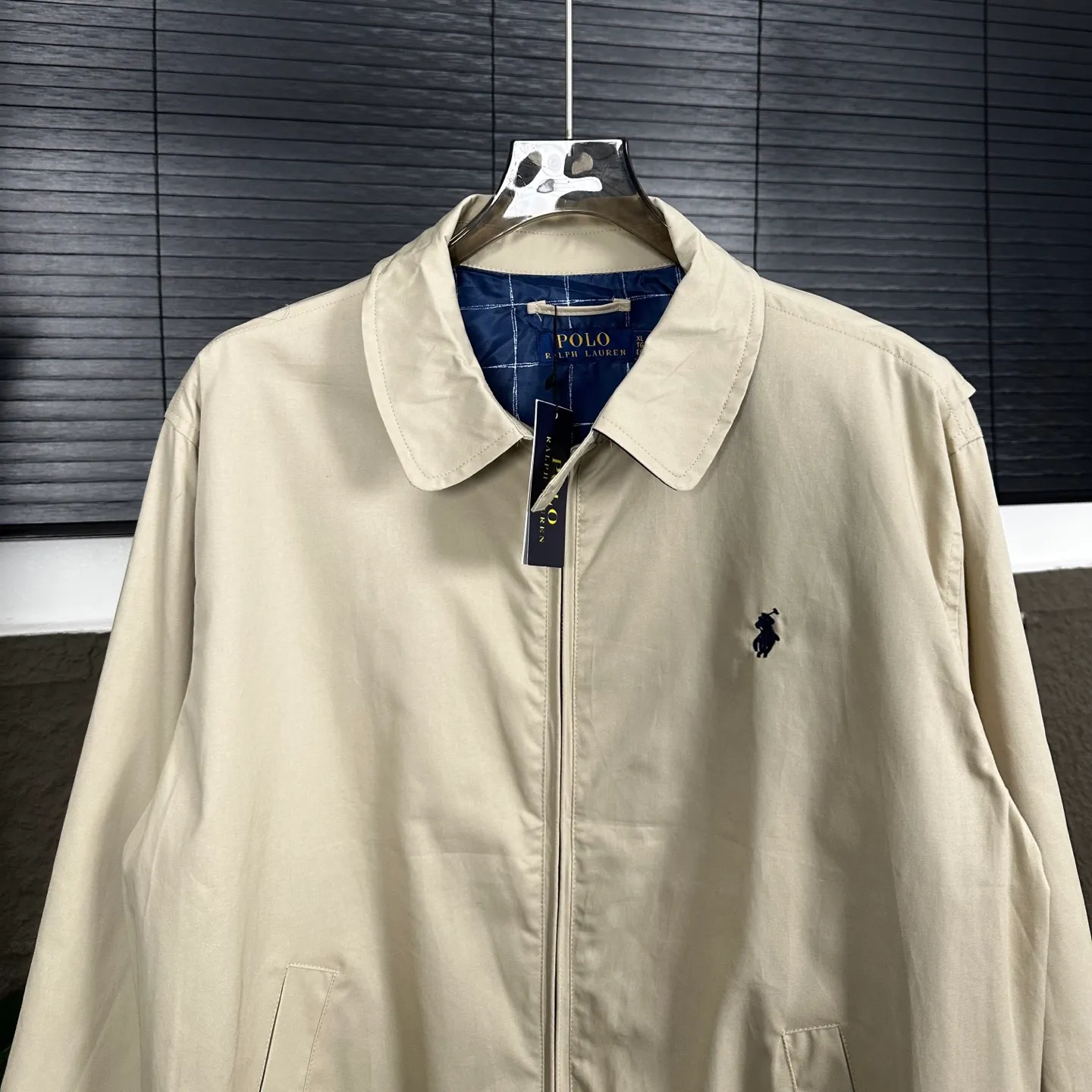 P270 Ralph Lauren/Ralph Lauren classic unisex veteran zipper jacket style number: DJ1897 Recommended by many fashion bloggers, the Harrington jacket's lapel zipper windproof design perfectly blends casual style with street trend elements, making it very suitable for neutral wear. The fabric texture of the jacket is excellent and comfortable to wear. It is a very versatile and trendy jacket. Original development, 100% pure cotton fabric, exquisite embroidery, evergreen style for all seasons, feel free to buy it, retro will never go out of style!  Color: Khaki Navy Black Size: M-XXL M L